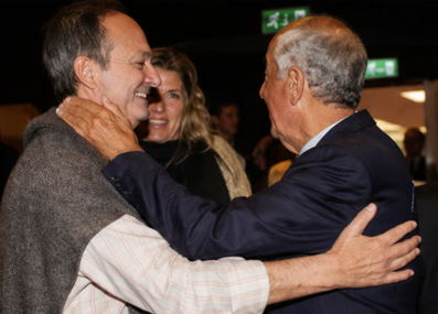 Abraço entre o autor e um amigo num evento